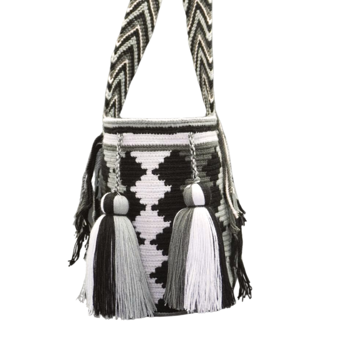 Medium Crochet Bag with Diamond Pattern, the wayuu bag also has 2 tassels